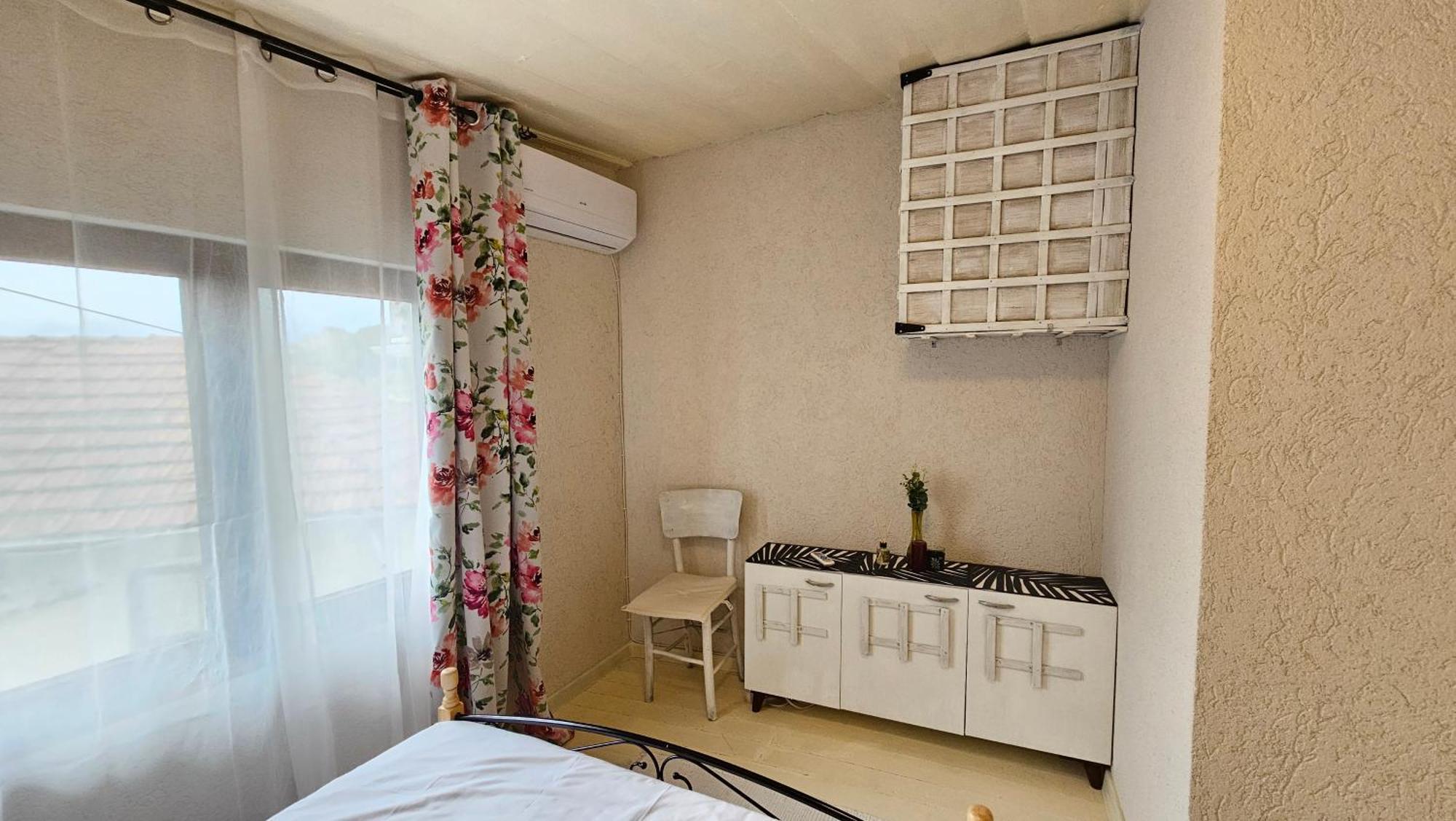 Biscuit Cosy Mini House In Old Town *